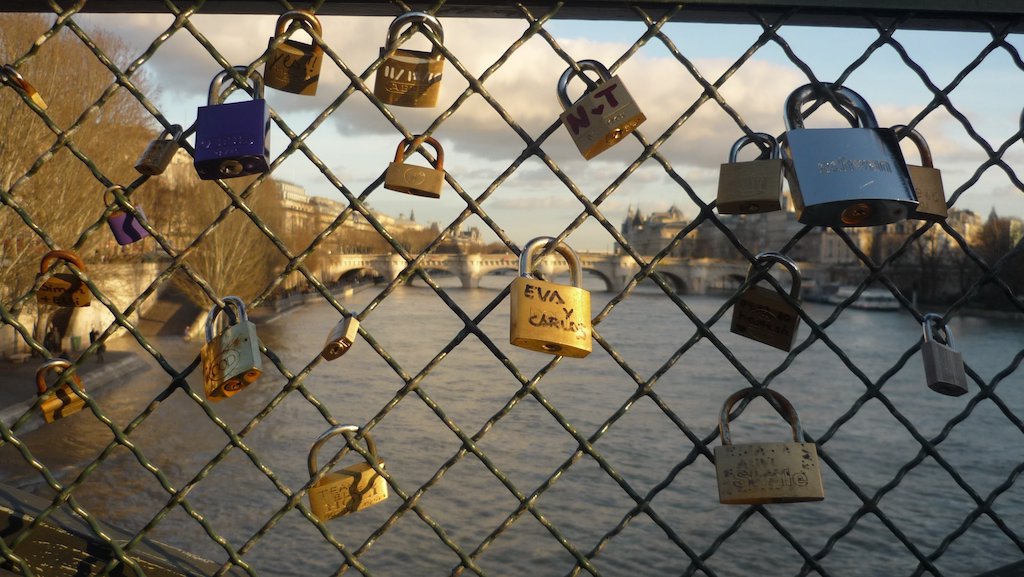 Cadenas agressant le pont des arts